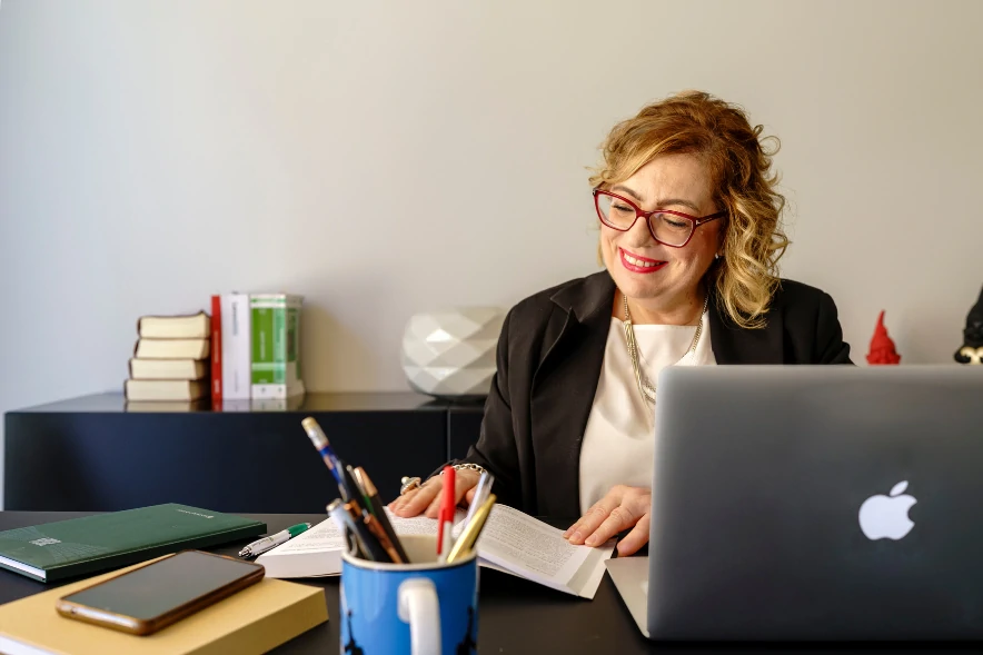 Consulente del lavoro Giuseppina Vaccaro seduta alla scrivania